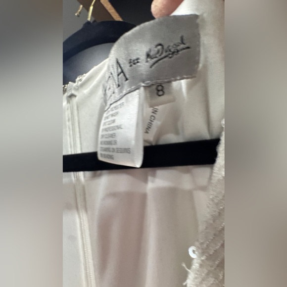 MAC DUGGAL
White V-Neck Sequin Wrap Waist Gown
26598 - Picture 4 of 15